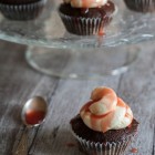 Gingerbread Cupcakes με Επικάλυψη Κρέμας Τυριού και Καραμέλα Ροδιού