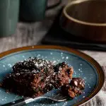 Υγρό Σοκολατένιο Κέικ με Καρύδα στο Slow Cooker – Και Μια Ανακοίνωση!