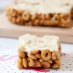 Honey Ring Cereal Bars with Peanut Butter and White Chocolate www.thefoodiecorner.gr