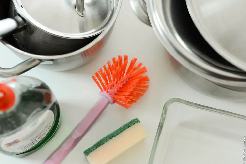 Χρησιμεύει στην Κουζίνα: Βουρτσάκι Πλυσίματος Πιάτων