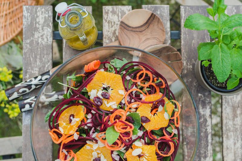 Spinach and Rocket Salad with Orange, Carrot and Raw Beetroot www.thefoodiecorner.gr Photo description: An overhead view of the salad with the orange slices and spiralized veggies.