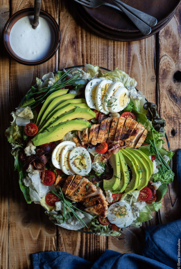 Σαλάτα Κόμπ (Cobb Salad) με Κοτόπουλο, Μπέικον και Ντρέσινγκ Γκοργκοντζόλας Σαλάτα Κόμπ (Cobb Salad) με Κοτόπουλο, Μπέικον και Ντρέσινγκ Γκοργκοντζόλας