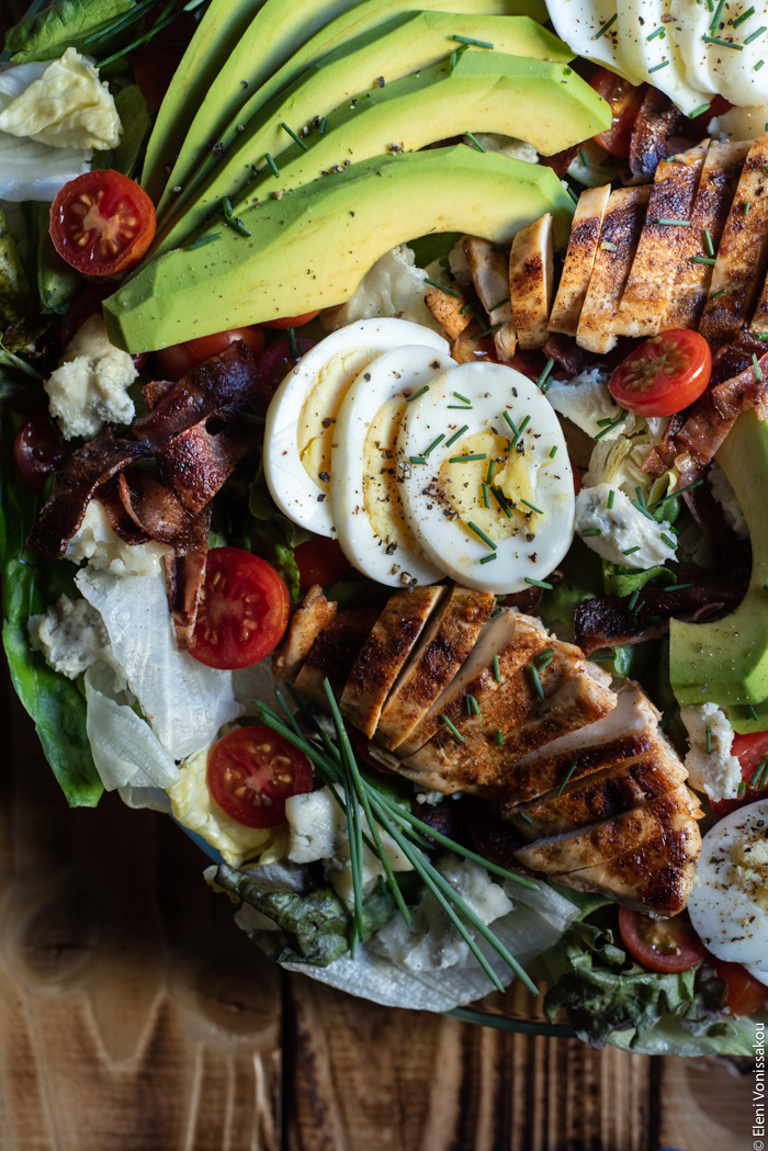 Σαλάτα Κόμπ (Cobb Salad) με Κοτόπουλο, Μπέικον και Ντρέσινγκ Γκοργκοντζόλας www.thefoodiecorner.gr Photo description: A close up of the cobb salad which is decorated with some chopped chives and cracked black pepper.