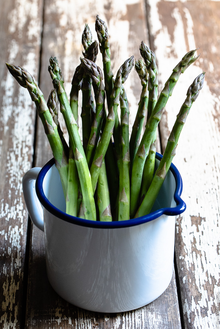 Green Salad with Buckwheat, Beluga Lentils, Roasted Asparagus and Avocado Dressing www.thefoodiecorner.gr Photo description: a close up of some asparagus placed upright in an enamel jug.