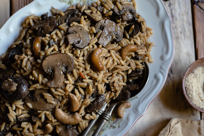 Plant-Based Slow Cooker Balsamic Mushroom Orzotto with Cashews and Sage www.thefoodiecorner.gr photo description: A close view of mushroom orzotto, the sliced mushrooms, cashews and orzo grains clearly visible. 