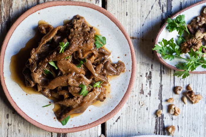 Μανιτάρια Πλευρώτους Μπάρμπεκιου στο Slow Cooker, Κεχρί με Χόρτα Παντζαριού και «Ψητή» Γλυκοπατάτα www.thefoodiecorner.gr Photo description: A close view of some pulled mushrooms on a small ceramic plate.