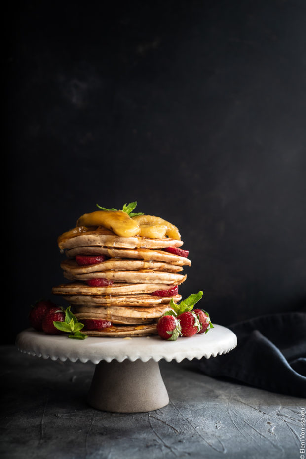 Pancakes με Αλεύρι Σπέλτ και Μελωμένες Τηγανητές Μπανάνες (χωρίς αυγά) Pancakes με Αλεύρι Σπέλτ και Μελωμένες Τηγανητές Μπανάνες (χωρίς αυγά)